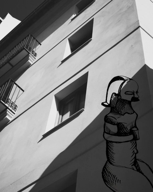Projections de fresques. 

La pratique du dessin étant très présente dans mon travail, j’aimerais étendre ces récits sur les murs de nos quotidiens. La fresque murale est un format que je me donne comme objectif, pour conter le vivant et l’existant. 

Les images qui suivent sont des projections de quelques-uns de mes dessins sur des façades extérieures. Toutes les photographies initiales proviennent du site www.pexels.com qui regroupe des images libres de droits partagées gratuitement par des créateur.ice.s.

#fresques #projection #récit #mural