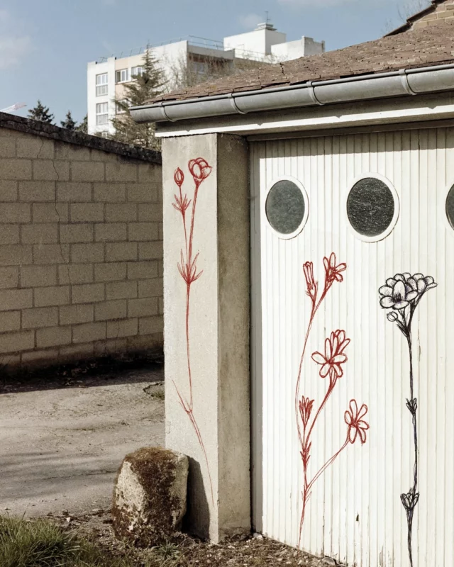 Projections de fresques. 

La pratique du dessin étant très présente dans mon travail, j’aimerais étendre ces récits sur les murs de nos quotidiens. La fresque murale est un format que je me donne comme objectif, pour conter le vivant et l’existant. 

Les images qui suivent sont des projections de quelques-uns de mes dessins sur des façades extérieures. Toutes les photographies initiales proviennent du site www.pexels.com qui regroupe des images libres de droits partagées gratuitement par des créateur.ice.s.

#fresques #projection #récit #mural